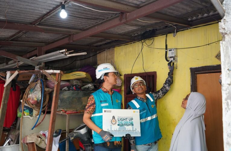 PLN Bawa Terang Baru untuk Ibu Upik di Kramat Jati Lewat Light Up The Dream